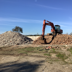 Vi knuser beton med knuseskovl