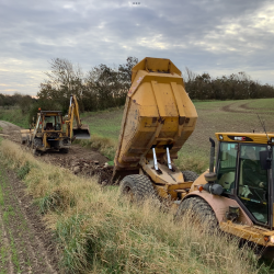 En hulvej bliver hævet så der kan køre lastbiler der
