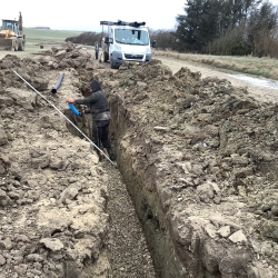 Fandt en stor dræn der gik under vej , så laves vi en ny op langs vejen og koblet en masser små dræn på der også gik under vejen