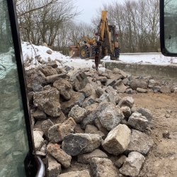 Alle de store stykke beton er banker i mindre stykker og klar til vores knuseskovl
