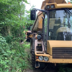 Dumper kommer med grus og natursten