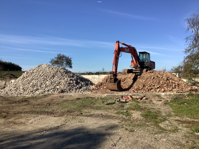 Vi knuser beton med knuseskovl