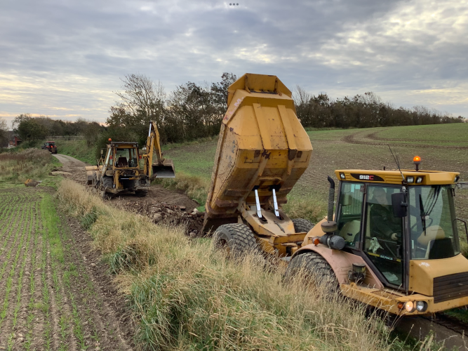 En hulvej bliver hævet så der kan køre lastbiler der