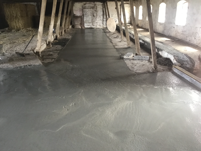 Støbning i gl stald så der bliver jævn til halm