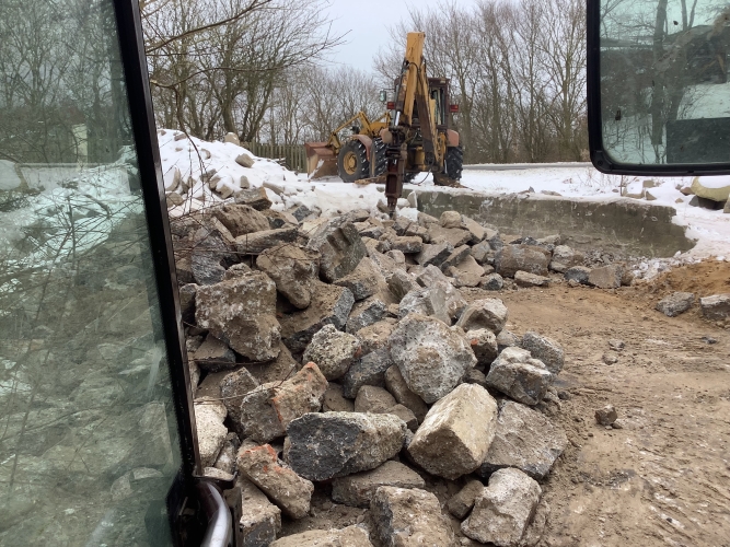 Alle de store stykke beton er banker i mindre stykker og klar til vores knuseskovl 