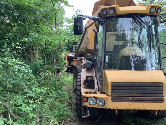 Dumper kommer med grus og natursten