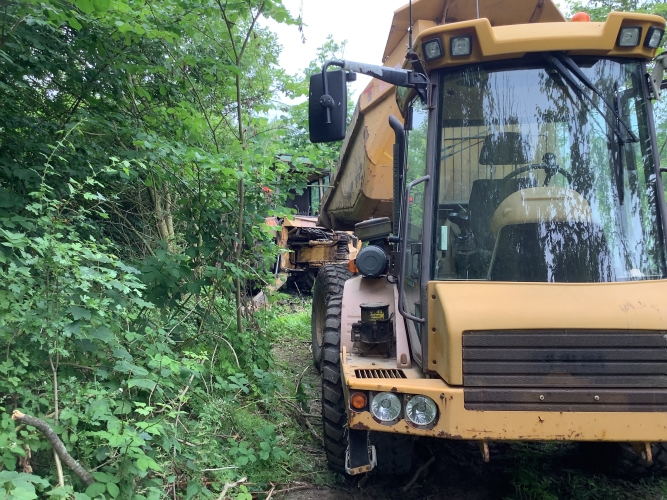 Dumper køre grus og natursten til vores job